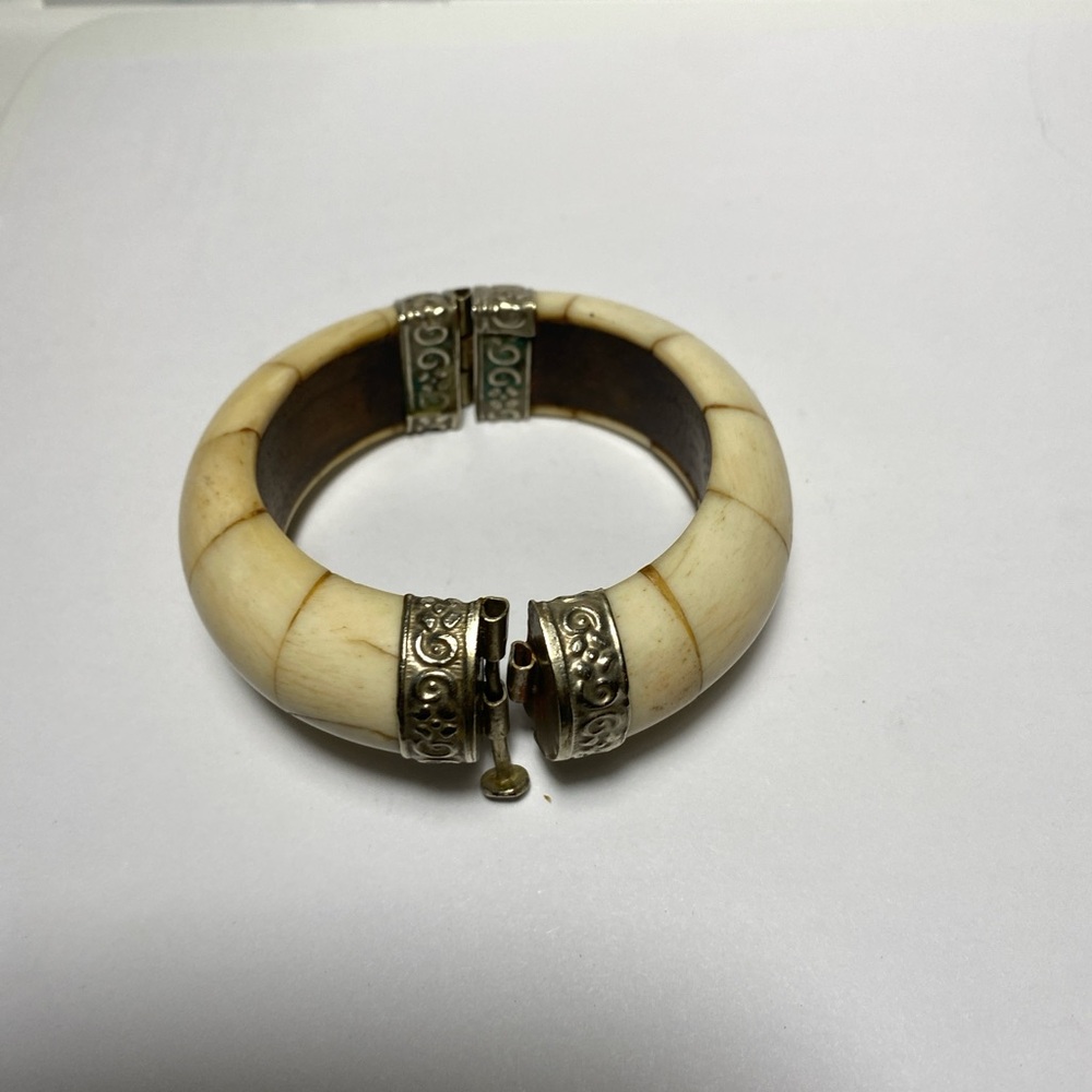 Hinged bracelet